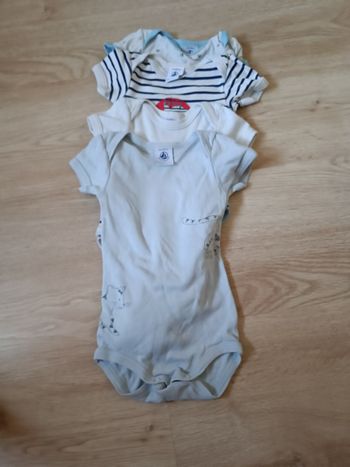 Lot de 4 bodies , marque petit bateau, taille 3 mois