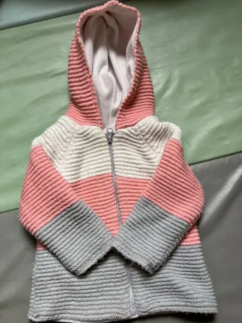 Veste/ gros gilet épais à capuche bien chaude 24 mois