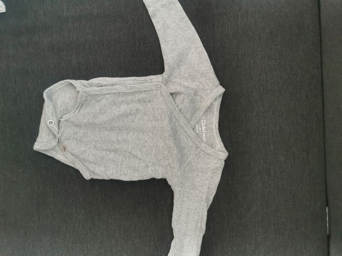 Lots de 5 bodys multimarques de taille 1 mois - photo numéro 2