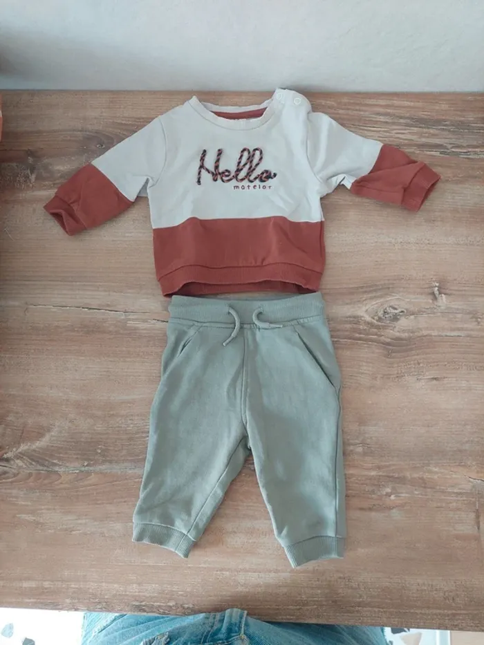 Ensemble pull + pantalon t. 3 mois