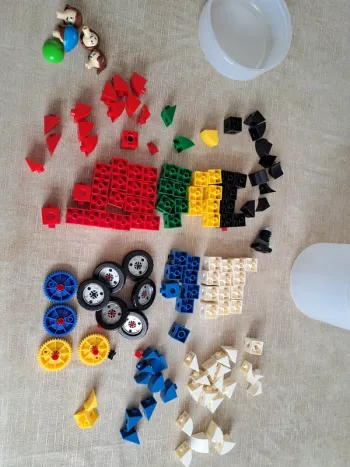 lot de mini cube de Buki, en très bon état. vous achetez tout ce que vous voyez sur les photos.