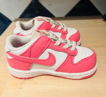 Basket dunk low rose et Blanche