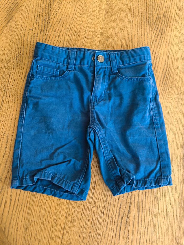 Bermuda bleu. Garçon 5 ans. Kiabi.
