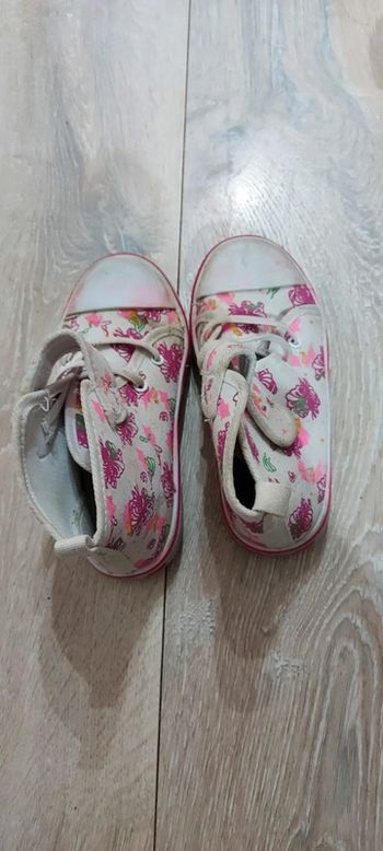 Paire de basket blanche avec dessins, pointure 27