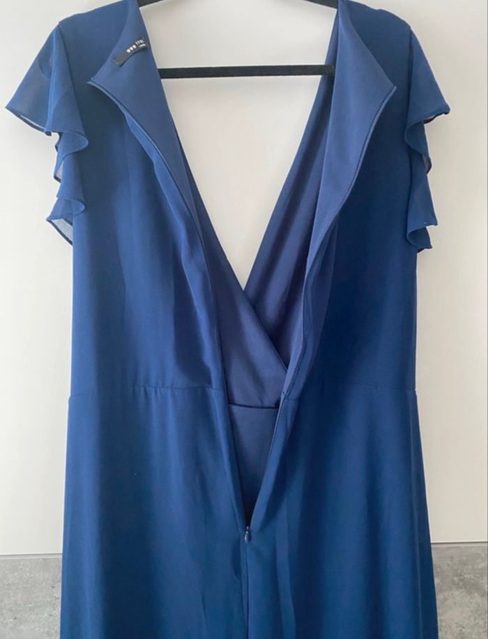 Robe longue à volant et manche évasée  - TFNC Plus  - Asos