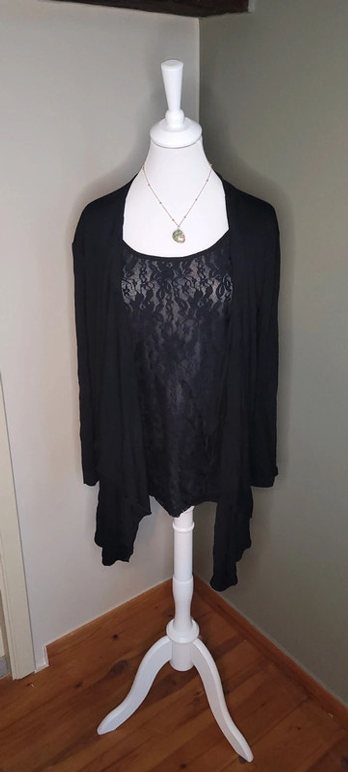 Blouse en dentelle avec son gilet Taille M