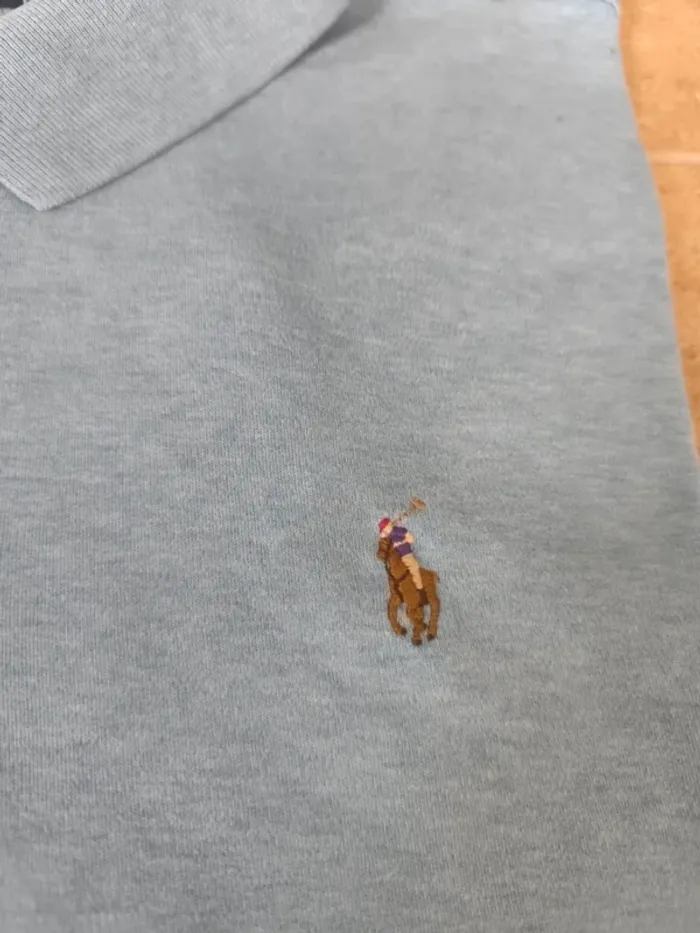 Polo Ralph Lauren XXL bleu ciel Pima coton logo coloré excellent état sauf tâches au dos - photo numéro 3