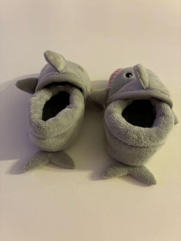 Chaussons requin gris 0-3 mois – Comme neufs, portés 1 fois ! - photo numéro 2