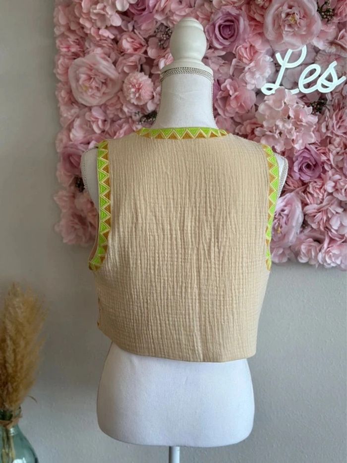 Gilet sans manches façon gaze de coton brodé de fleurs colorées, taille 36 - photo numéro 8