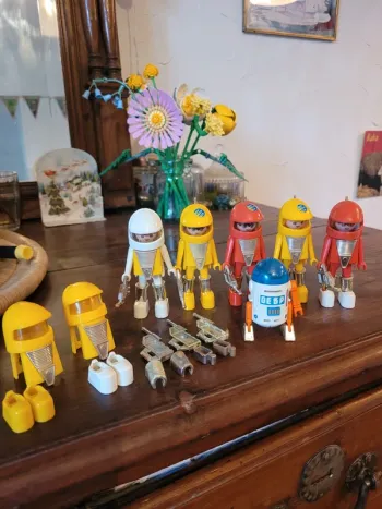 Vends lot de 5 space playmobils robot (manque un bras)et accessoires
