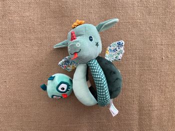 Hochet à poignées Joe le dragon Lilliputiens