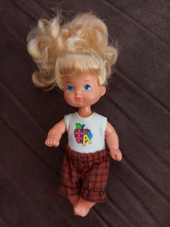 Ancienne Enfant Blonde de Barbie, écolière "Mattel" (Indonésie)