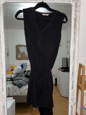 Robe fluide légère noire avec ceinture