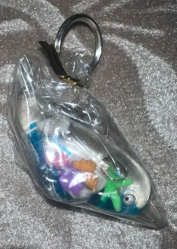 Porte clef dauphin neuf perles bleues