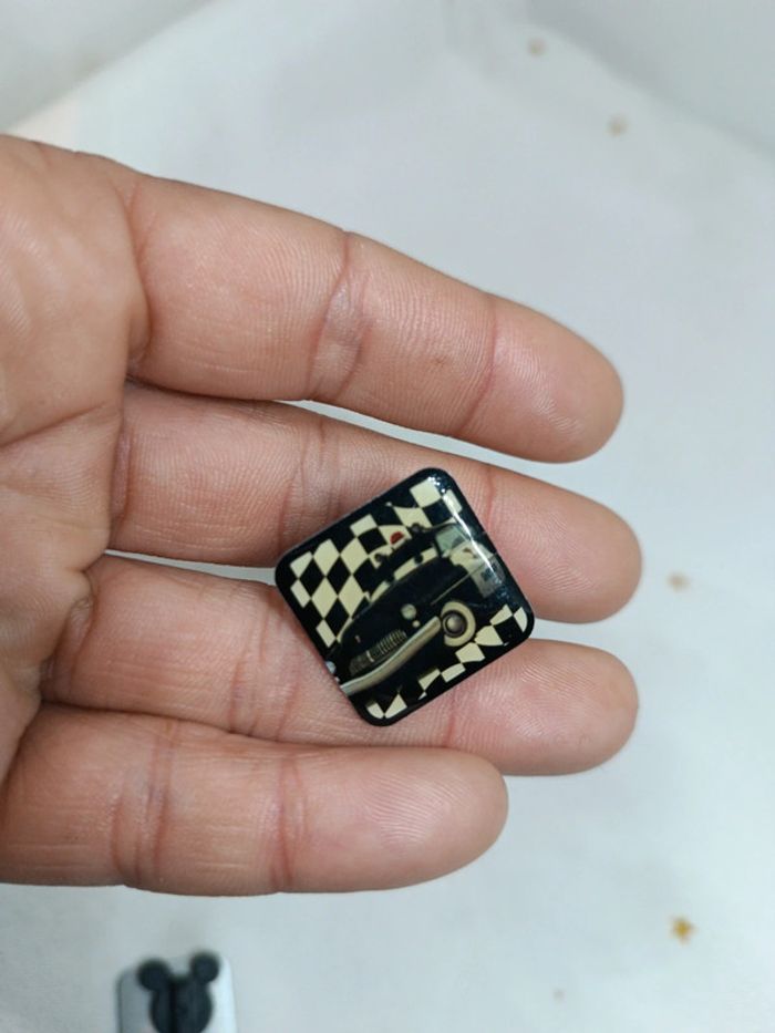 Pin's pins badge personnage Pixar cars figurine ami Friends flash McQueen - photo numéro 8