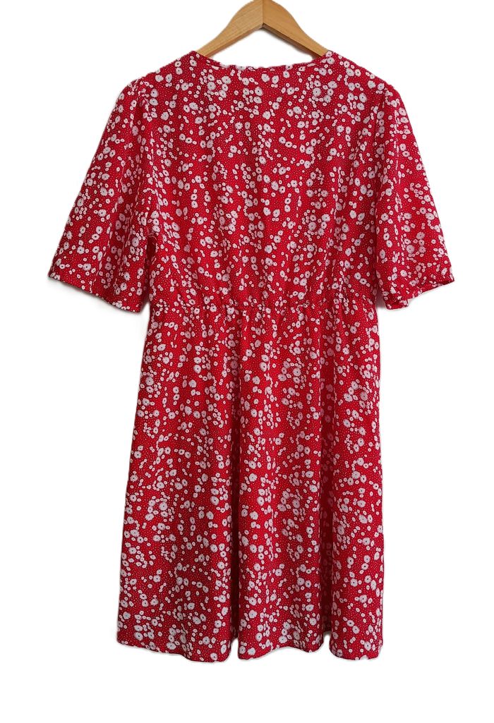 Robe rouge à fleurs blanches. Manches courtes. Taille 40 - photo numéro 5