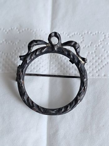 Ancienne broche couronne avec noeud et ruban