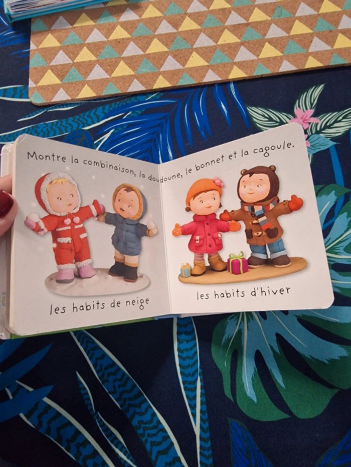 Livre à pages cartonnées "Les habits" - photo numéro 8