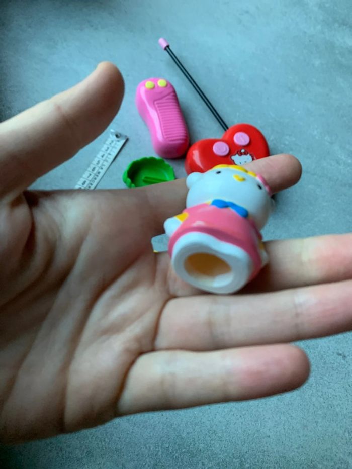 Lot en bras hello kitty dont une figurine et une boîte métal - photo numéro 10