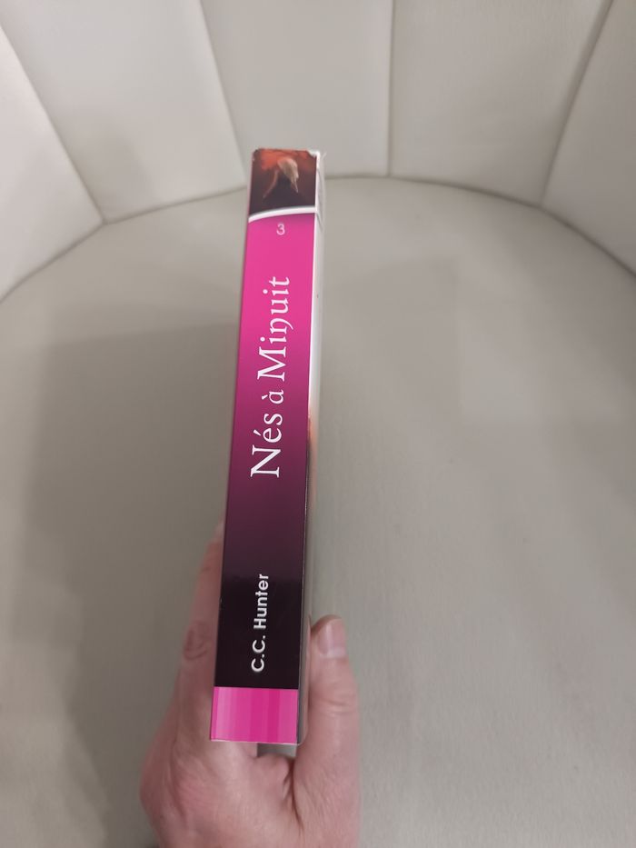 Livre " Nés à minuit tome 3 " - photo numéro 6