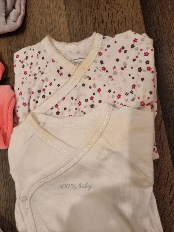 Lot de 12 babygros/grenouillères + 2 bodys + 1 body combi. Fille. Taille 1 mois. Neuf et TBE et BE - photo numéro 10