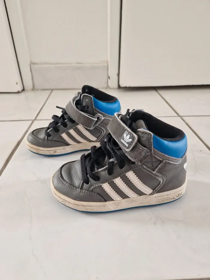 Baskets Adidas enfant taille 24 - photo numéro 2