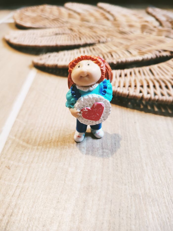 🪆Figurine Cabbage petite fille salopette bleu cœur I love you année 1984 marque Cabbage Patch kids