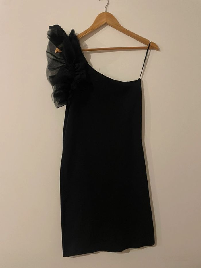 Robe fourreau noire uni manche à volants