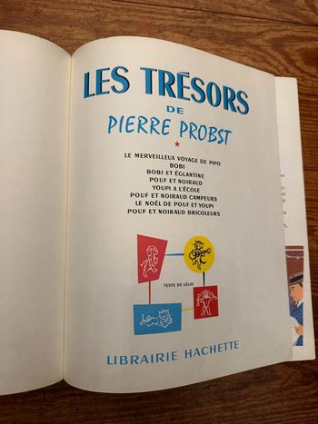Librairie Hachette Les trésors de Pierre probst livre album ancien vintage bleu Caroline