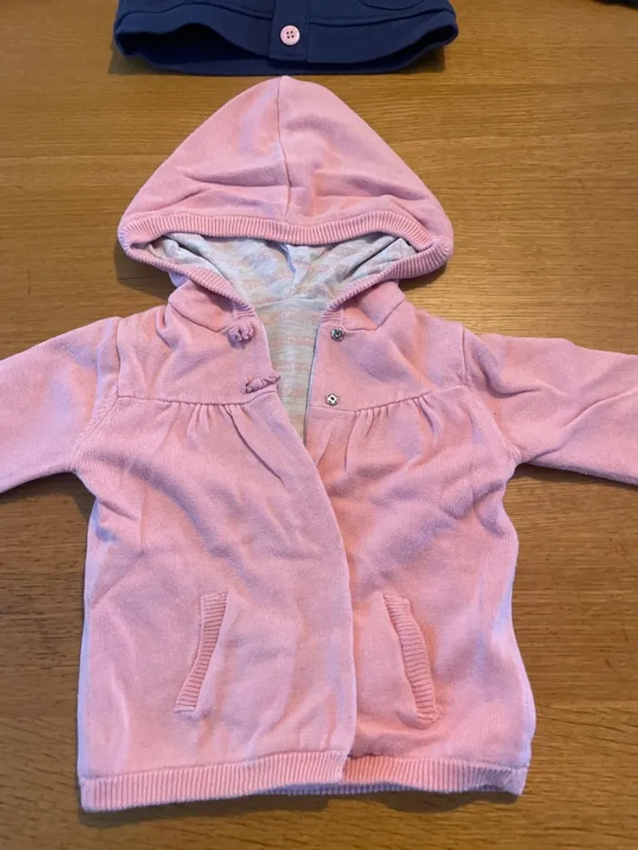 2 gilets fille 12 mois - photo numéro 2