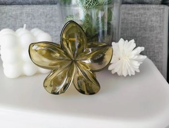 Grosse pince cheveux vert translucide fleur de Tiaré