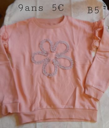 Pull avec volant aux bras