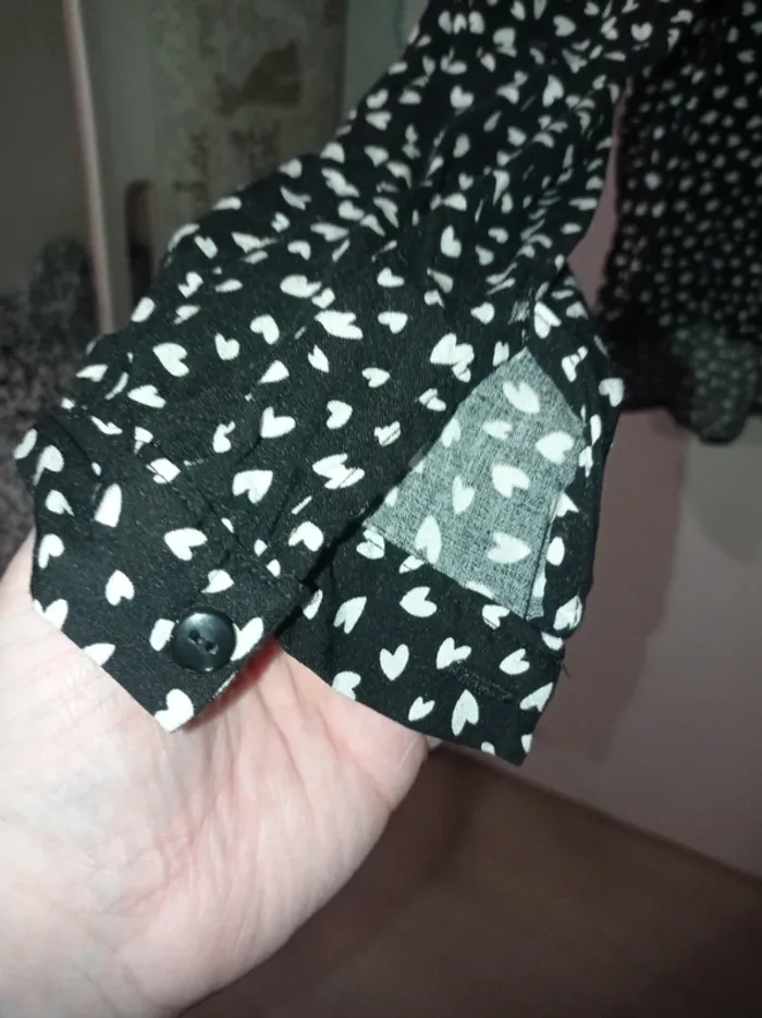 Chemise blouse manche longue noir motifs coeurs blancs - photo numéro 3