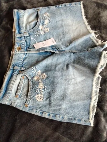 Short jeans femme. Marque Ardene classique (A194)