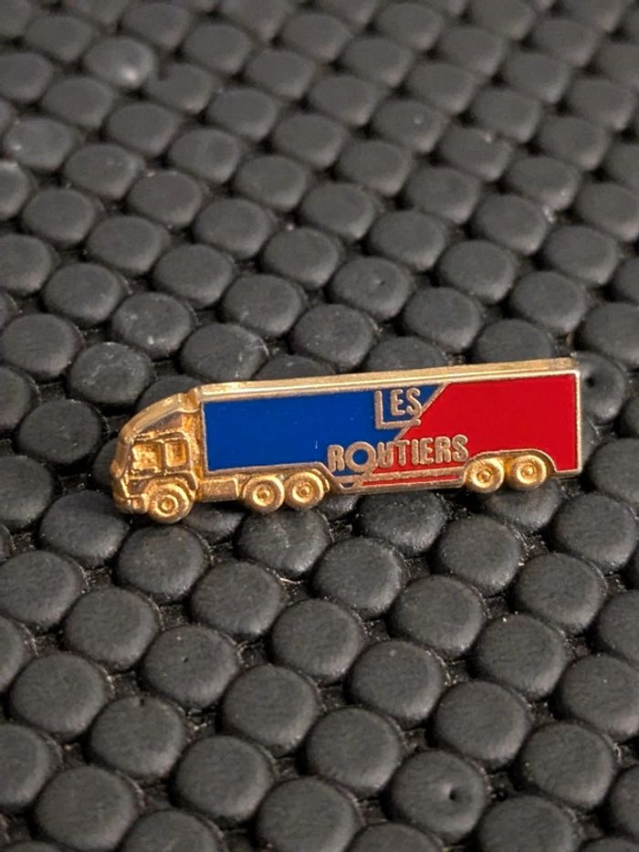 Pin's Camion Les Routiers double attaches signé Decat, Truck