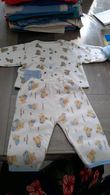 Pyjama, bien lire la description se n'est pas l'ensemble taille du haut 6 mois et du bas 3 mois