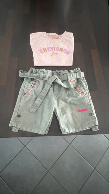 Très Joli ensemble chevignon en parfait état. Taille 8 ans 100% coton