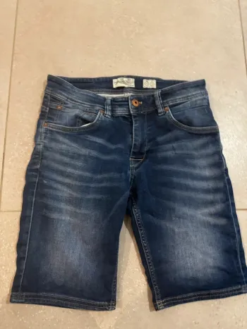 Short en jean Celio taille 38, très bon état 40x50cm