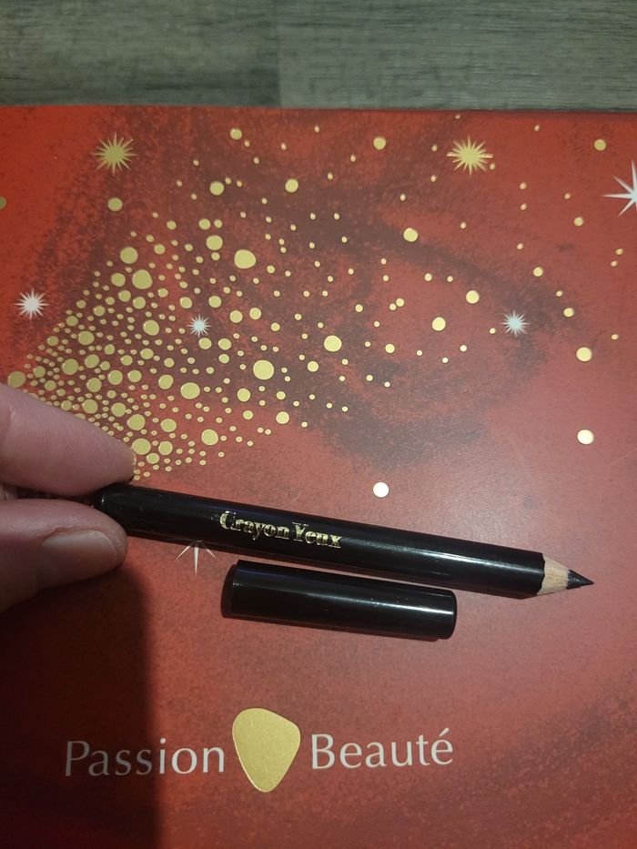 Crayon pour les yeux noir neuf!