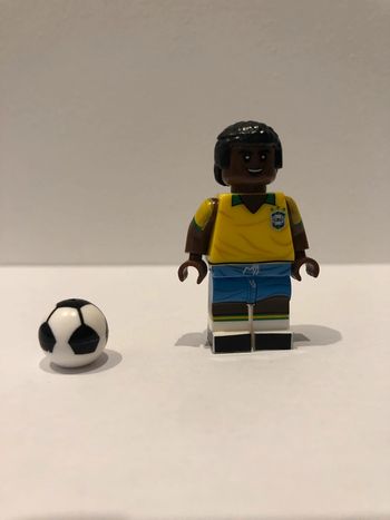 Figurine type lego le Roi Pelé en sélection du Brésil. Footballeur