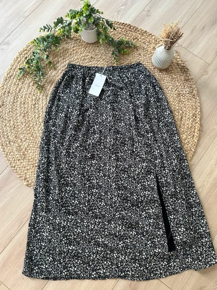 Jupe noire fleurie taille M/L