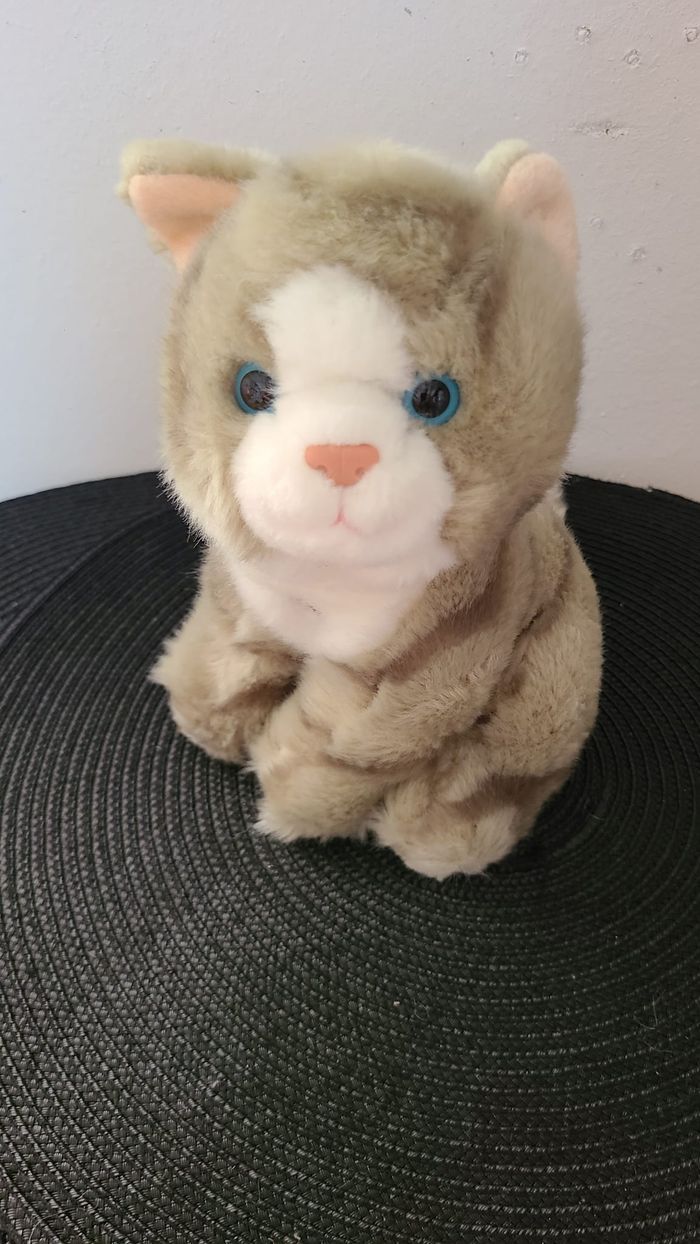 Gipsy Taille : environ 20 cm Chat assis tigré gris et poitrail blanc, yeux en plastique bleus, miaul