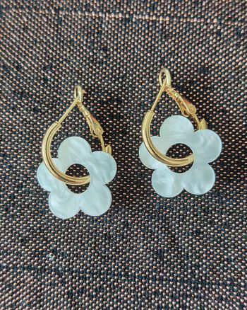 Une paire de boucle d'oreille doré et blanc nacré Lady coco