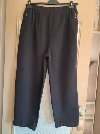 Pantalon noir femme T5 comme neuf joli tissu côtelé