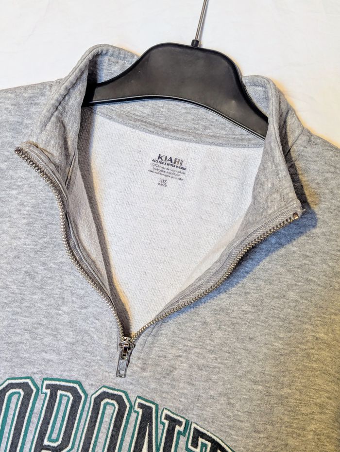 Sweat Kiabi Gris Grosse Ecriture Toronto Fermeture Eclair Col Vêtement Tendance Mode Adolescents - photo numéro 3