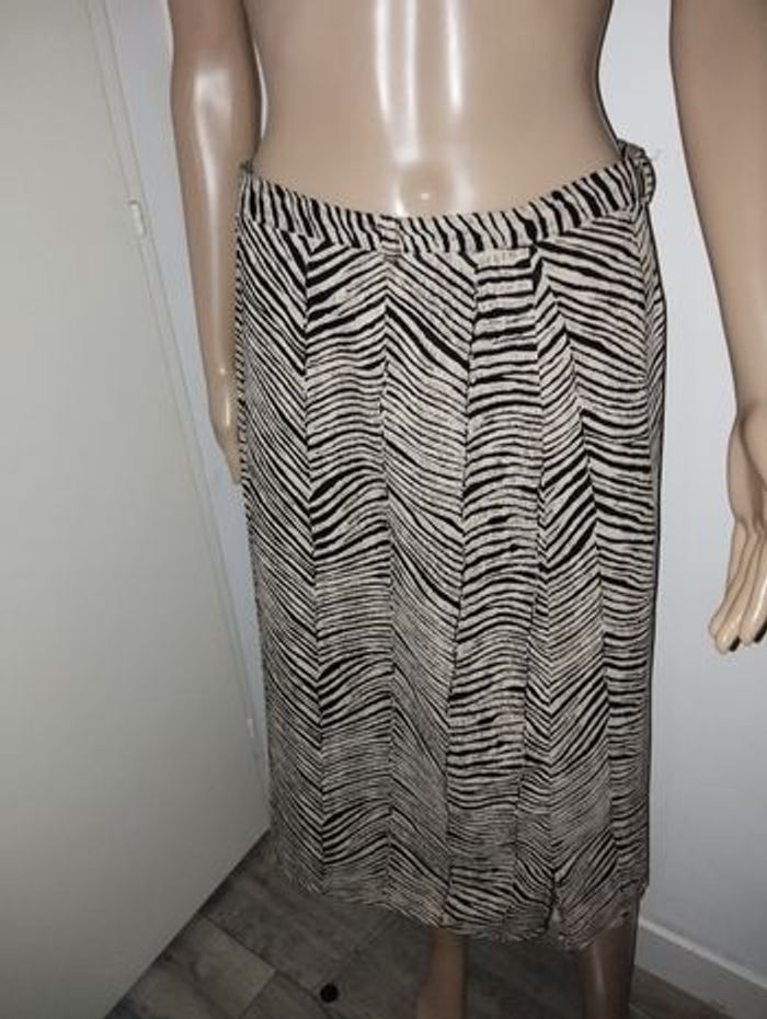 Ensemble affinités Armand Thiery
Jupe taille 44
Haut taille 3 - photo numéro 5