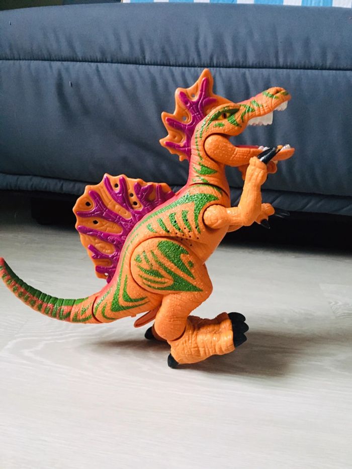 Gros dinosaure sonore et articulé