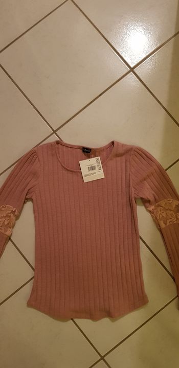 Pull rose avec dentelle