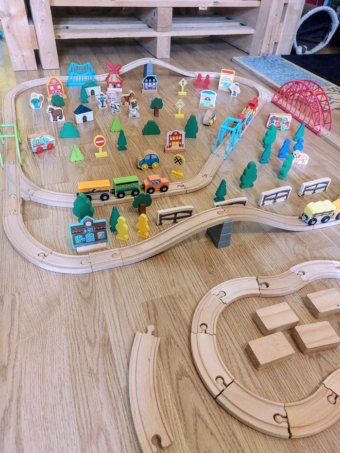Lot complet de circuits, chemin de fer en bois, trains, voitures etc - photo numéro 2