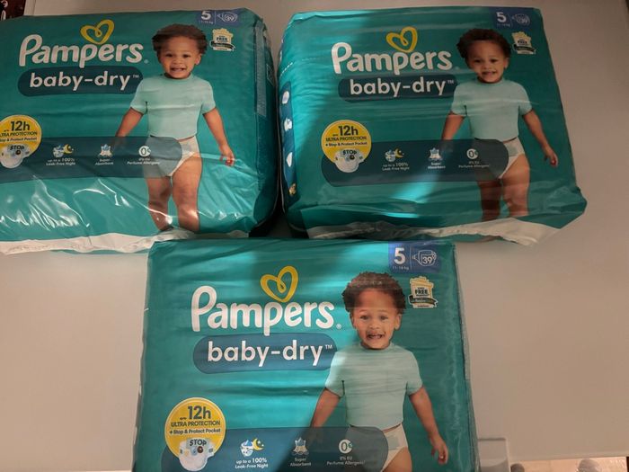 Couches Pampers taille 5 (lot de 3 paquets) neuf